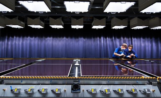  Der TÜV Rheinland prüft die Qualität von Solarmodulen, Stromspeichern und Ladesäulen. Hier ein großer Sonnensimulator in Köln.