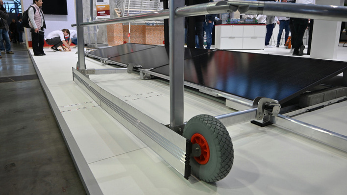  Die rollende Absturzsicherung ist direkt mit dem Montagesystem gekoppelt und erlaubt auch Handwerkern den Aufenthalt auf dem Dach, die keine PSA-Ausbildung haben.