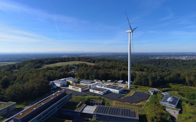  Die Photovoltaik wird über die bestehende Windkraftanlage in das Inselnetz eingebunden.