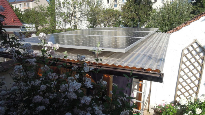  Mit diesen drei Modulen versorgt sich der Hauseigentümer von Mai bis September mit Warmwasser.