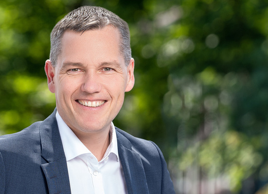  Frank Jess﻿el
 ist CEO der Baywa r.e. Solar Trade Holding GmbH. 2011 war er dem Unternehmen Baywa r.e. als Leiter der internationalen Aktivitäten im Solarhandel beigetreten und wechselte 2016 in die Position des Global Director Solar Trade. Zuvor war er unter anderem für die Firmen MHH Solartechnik GmbH, die 2010 von der Baywa AG übernommen wurde, und Celadon tätig. Frank Jessel ist diplomierter Betriebswirt der Hochschule für Wirtschaft und Umwelt Nürtingen. Er hat fast 20 Jahre Erfahrung im Handel, davon fünf Jahre in den USA.