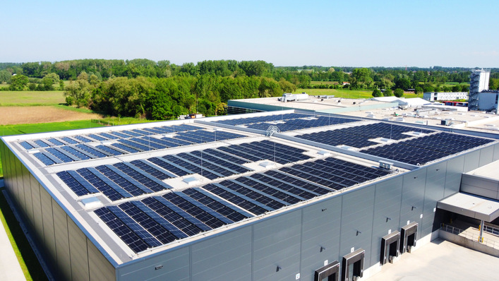  Das Solarkraftwerk umfasst mehr als 1.500 Solarmodule und vier Wechselrichter.