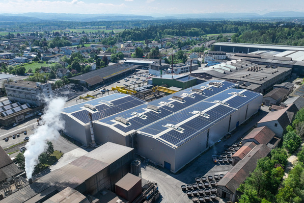  ADEV hat eine zwei Megawatt Solaranlage auf der Walzenhalle der Stahl Gerlafingen im Kanton Solothurn installiert.