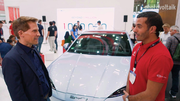 Yassin Mahioui (rechts) präsentiert das neue Portfolio von BYD.