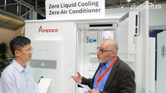 Dr. Tim Yuan von Ampace (links) erläutert die neue Regelung der Temperaturen in Stromspeichern.