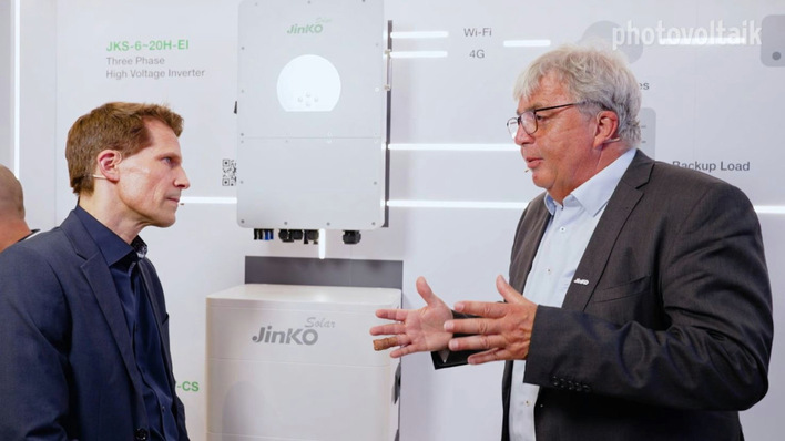 Roman Giehl (rechts) ist Senior Technical Manager RESS bei Jinko Solar.
