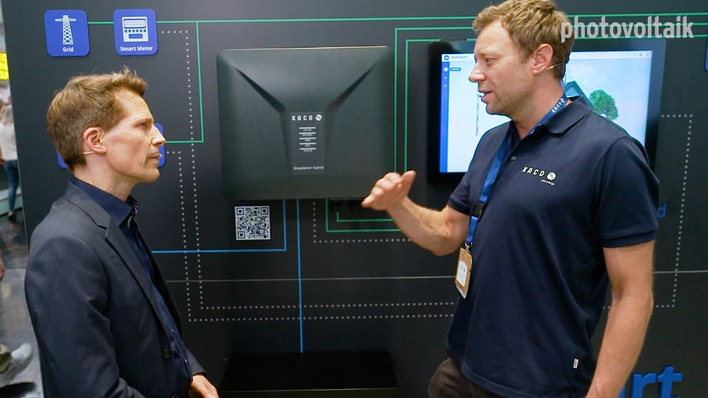 Arvid Bürkle (rechts) zeigt uns die spannenden Neuheiten von Kaco New Energy.