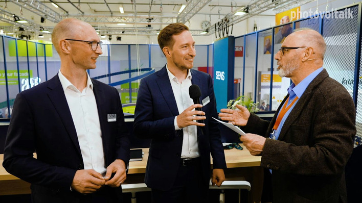 André Kremer (links) und Joel Wagner (Bildmitte) führen gemeinsam die Geschäfte von von Iqony Sens.