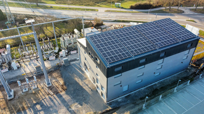 Umspannwerk Lauffen der Netzgesellschaft Heilbronn-Franken. Dort wurden von der Firma Wirsol 75 Kilowatt Solarkraft auf dem Dach installiert.