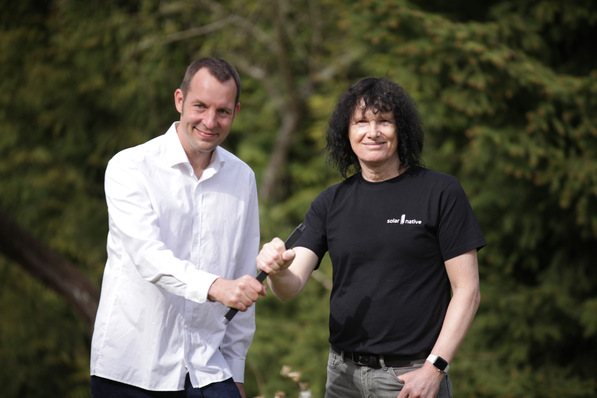 Die beiden Gründer: Julian Mattheis (links) und Henk Oldenkamp mit dem innovativen Mikroinverter.