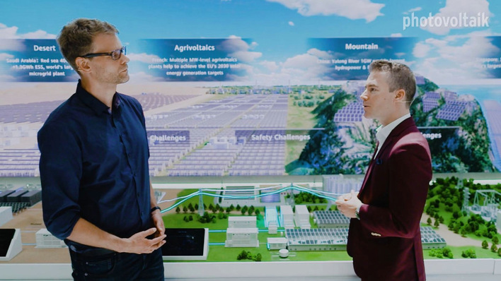 Maximilian Münnicke von Huawei Fusionsolar (rechts) ist Experte für Großspeicher.