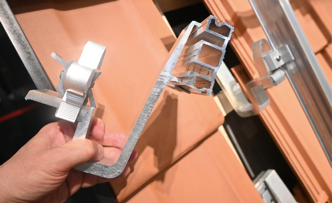 Der neue Dachhaken von Ernst Schweizer trägt mehr Last. Diese und weitere Entwicklungen haben die Hersteller von Montagesystemen auf der Intersolar präsentiert.