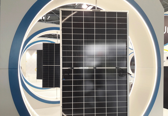 Die Zukunft des Modulmarkts zu prognostizieren ist ein Blick in die Röhre, hier am Stand von 3Sun in München.