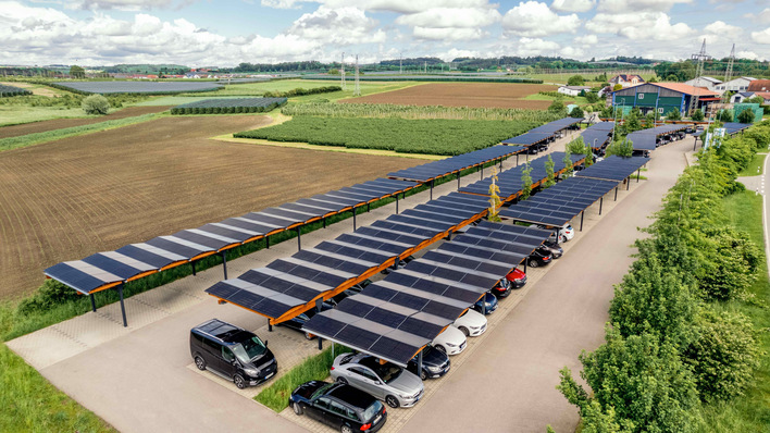 Spültechnikhersteller Winterhalter überdacht 194 Parkplätze für Mitarbeiter mit Solar.