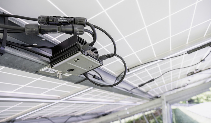 Installation von Leistungs­optimierern im Solarfeld.