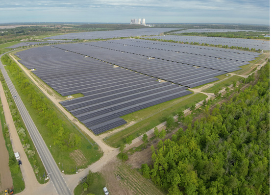 Der Energiepark Witznitz umfasst 500 ­Hektar auf ­früheren Bergbauflächen südlich von ­Leipzig. Hinzu kommen 160 Hektar für Ausgleichsmaßnahmen. Im Hintergrund ist das Kraftwerk Lippendorf zu sehen.