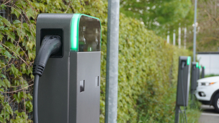 Am neuen Ladepark können auch Elektromobilisten ihre Batterien auftanken, die nicht Golf spielen.