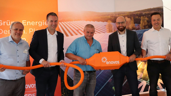 Michael Göke, Geschäftsführer der Enovos Renewables (rechts), und Horst Schneider, Geschäftsführer von WES Green (links), haben zusammen mit dem Bürgermeister von Hasborn Hermann Leister (Mitte) die neue Anlage in Betrieb genommen.