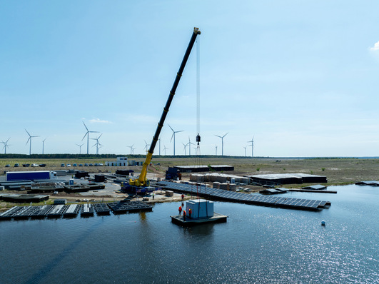 Acht Trafostationen schließen die Anlage ans Netz an.