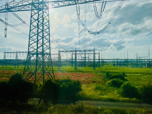 In Schleswig-Holstein wird meist viel mehr Ökostrom produziert, als benötigt wird. Das verteuert die Netzentgelte für Verbraucher vor Ort.