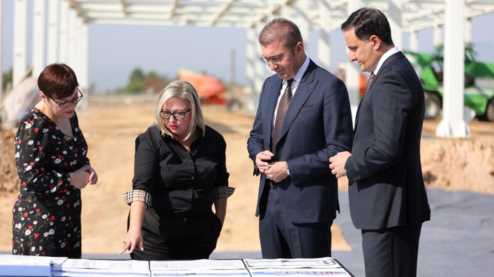 Der Bau hat begonnen. Zum Spatenstich kamen sogar Premierminister Hristijan Mickoski (3.v.l.) und Finanzministerin Gordana Dimitrieska – Kocoska (links).