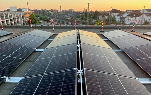 Künftig soll es mehr Photovoltaikanlagen auf Dächern von landeseigenen Gebäuden geben.