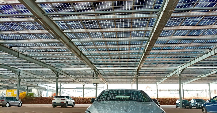 Die solare Überdachung erlaubt viel Licht für die Stellplätze und kommt sehr luftig daher. Die Gestelltechnik ließ sich schnell ­erweitern und an die Bedingungen vor Ort anpassen.