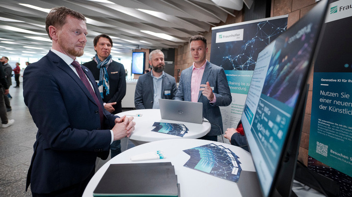 Sachsen Ministerpräsident Michael Kretschmer (CDU) schmückt sich gern mit innovativen Unternehmen, hier bei einer Konferenz über KI in Chemnitz.