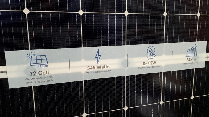 Zur Intersolar im Juni 2024 hat Oxford PV erstmals ein serienreifes Modul mit Perowskit-Tandemzellen vorgestellt.