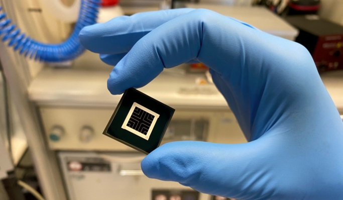 Wissenschaftler des Fraunhofer ISE gelang die Herstellung einer Perowskit-Silizium Tandemsolarzelle mit 31,6 Prozent Wirkungsgrad auf einem Quadratzentimeter.