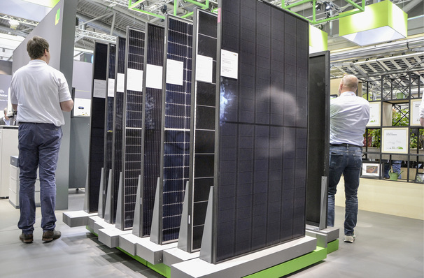 Die Hersteller zeigen auf der Intersolar in München auch die neuesten Glas-Glas-Module. Viele sind für die Integration in Fassaden und zur Überkopfverglasung geeignet.