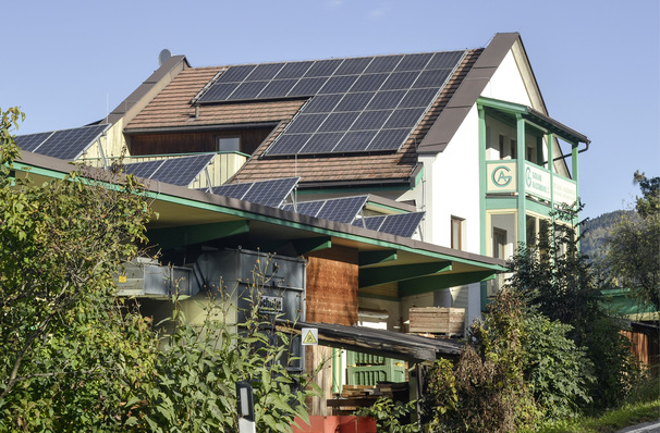 Der Bau von Schrägdachanlagen ist Alltag bei den Installateuren. Sie brauchen einfache Systeme, die für alle Fälle passen.