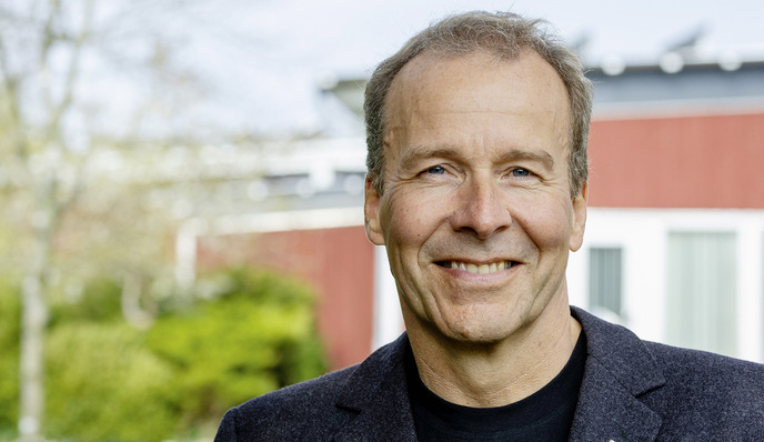 Kai Lippert  ist Gründer und Geschäfts­führer des Solarfachhändlers EWS in Handewitt in Schleswig-​Holstein. Das Unternehmen wurde 1985 gegründet, das erste ­Gebäude errichtet. Seine Kunden sind Installateure im Norden Deutschlands, in Benelux, Skandinavien und Polen. Heute verfügt EWS über ein ausge­dehntes Lagerareal an der ­dänischen Grenze. Mehr als 200 Mitarbeiterinnen und Mitarbeiter sind im Unternehmen tätig.