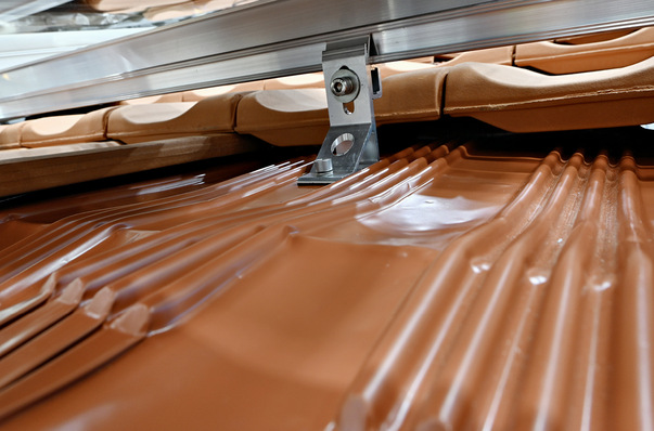 Dachersatzziegel wie das XM-F Reptile von Aerocompact sparen auf dem Dach viel Arbeit und schützen vor Ziegelbruch.