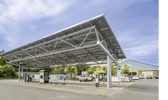 Roof Plus hat eine Fachwerkstruktur entwickelt, mit der auch größere Breiten überspannt werden können. Dadurch sind weniger Stützen notwendig.