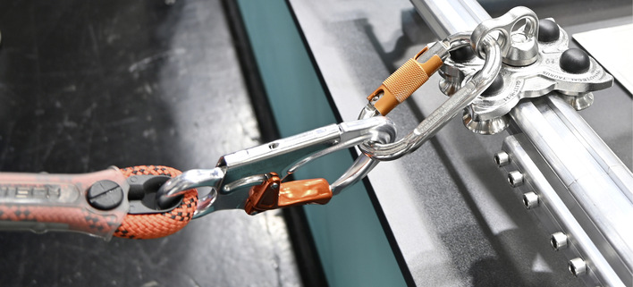 Die integrierte Absturzsicherung spart jede Menge Platz auf dem Dach, der für mehr Solarleistung genutzt werden kann.