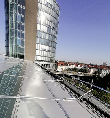 Da das Gebäude aus Glas besteht, kam ein Gerüst an der Fassade nicht infrage.