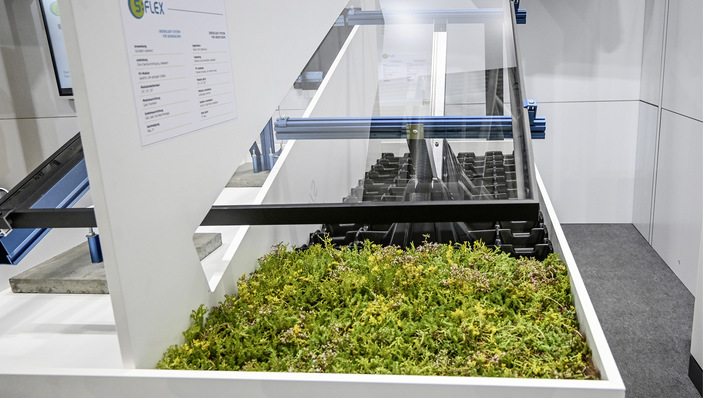 S-Flex hat bei der Entwicklung des neuen Gründachsystems auf die entscheidende Voraussetzung geachtet. Die Modulunterkante lässt ausreichend Platz zum Substrat.