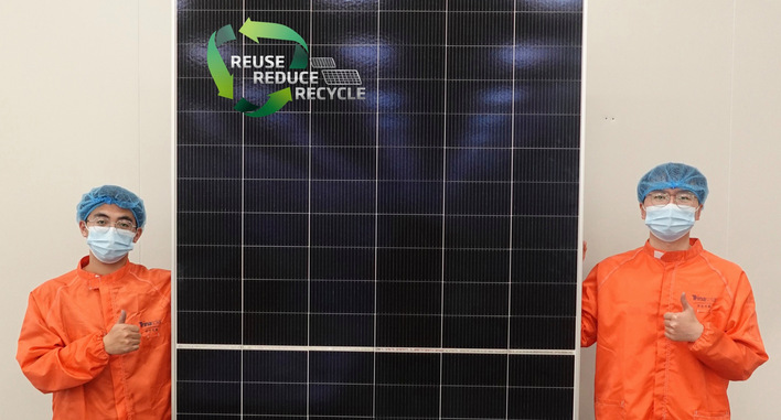 Trina Solar stellt ein kristallines Siliziummodul aus recycelten Materialien gezeigt.
