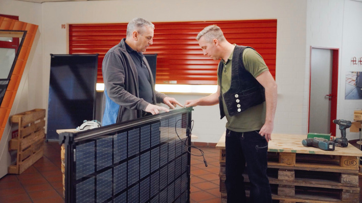 Die Dachdeckermeister Gerd Sturm und Marcel Jünemann zeigen in den Videos, wie die Solarmodule in das Dach integriert werden.