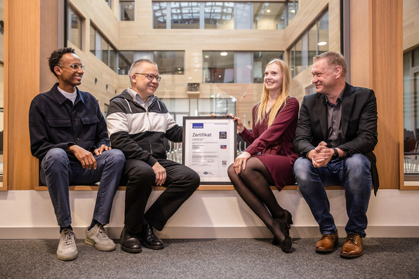 SMA-Mitarbeiter freuen sich über das Zertifikat vom TÜV Nord.