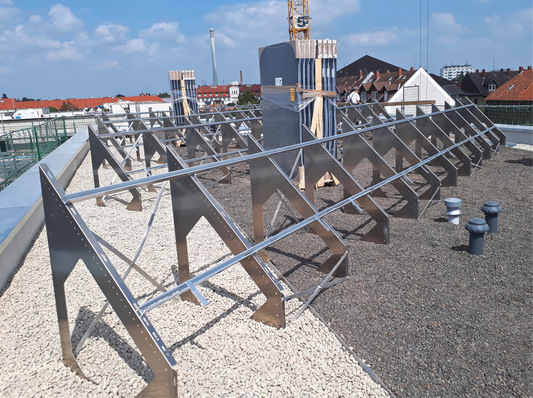 Die Solargrundrahmen SGR wurden auf die Solarbasisplatten montiert.