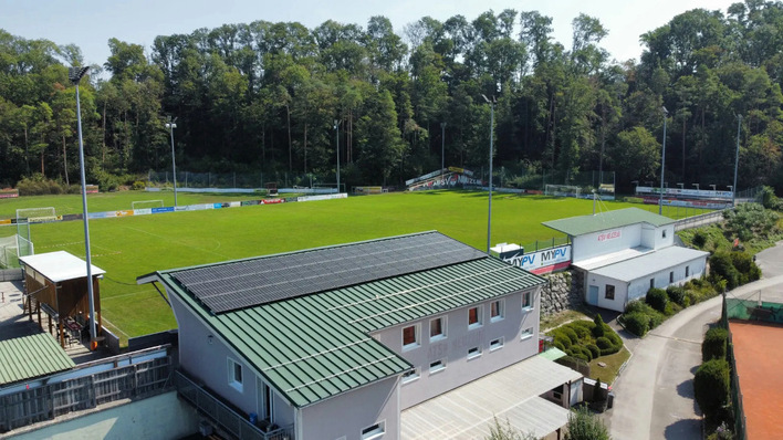 Die Photovoltaikanlage auf dem Dach des Vereinsheims liefert die Energie für die Duschen und die Heizung im Gebäude.