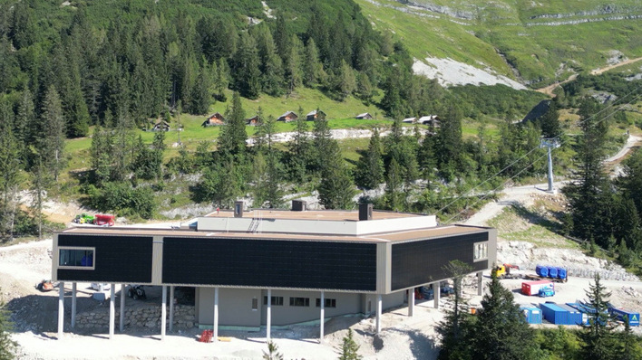 Eines der Großprojekte, die die Partner von MO Energy Systems in diesem Jahr umgesetzt haben: Die 900 Quadratmeter große Solarfassade iin der Zwischenstation der neuen Loser Panoramabahn.