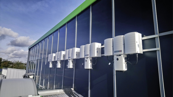 Das Solarsystem mit Leistungsoptimierern und intelligenten Wechselrichtern erfüllt höchste Ansprüche an den Brandschutz.