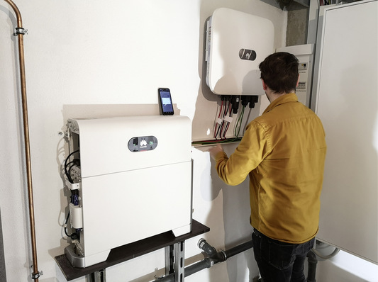 Platz ist in der kleinsten Hütte: Huawei hat darauf geachtet, dass der Speicher auch in engen Räumen installiert werden kann.