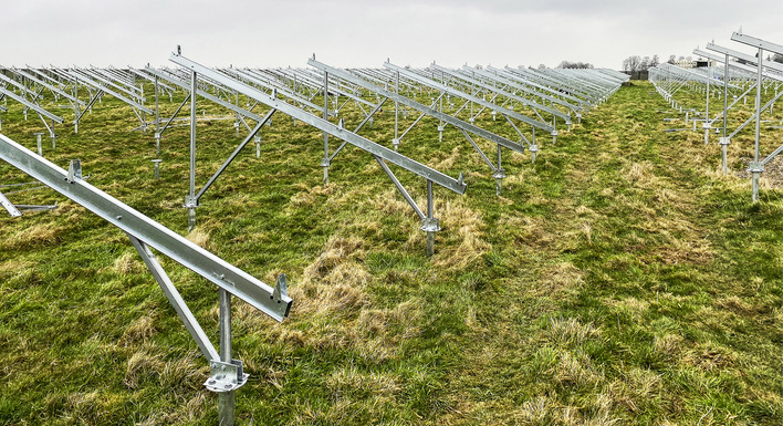 Montage des Solarfeldes auf der Merscher Höhe bei Jülich.