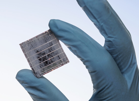 Ein Forscherteam am KIT entwickelte mit der Firma Sunovation Perowskit-Solarmodule in Marmoroptik.