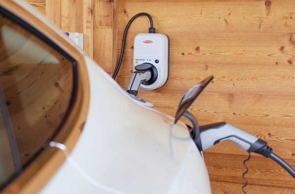 Mit dem Wattpilot sind Sie sowohl mit als auch ohne eigene ­PV-Anlage besonders kostengünstig unterwegs.