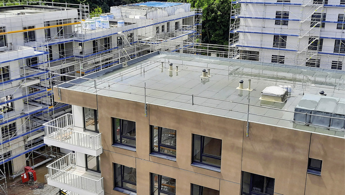 Blick auf die Dachsicherung des Neubaus.